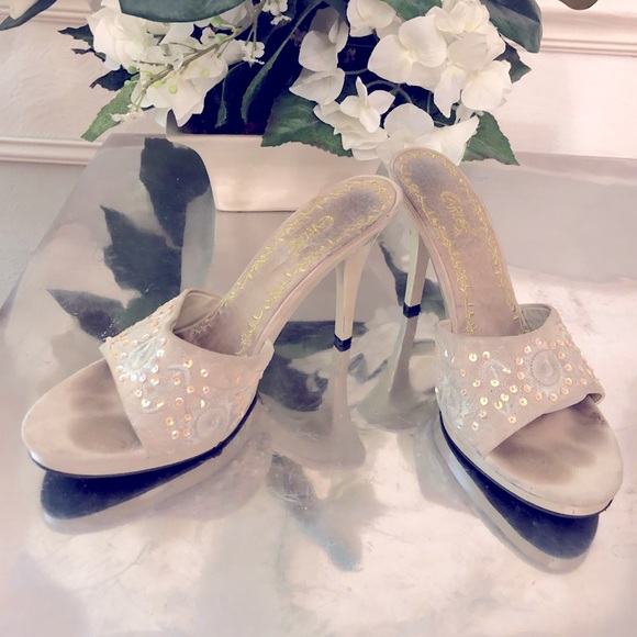 Beautiful Suede Embellished Heeled Sandals sz9-Very Comfortable-Anti-Slip. - Picture 2 of 6